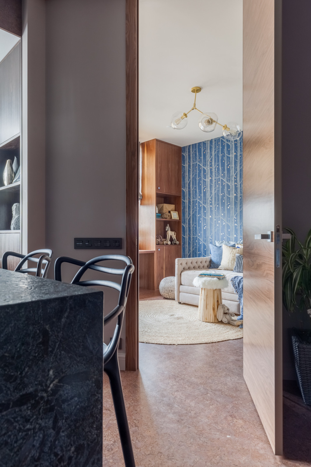 Вид на детскую через проем двери