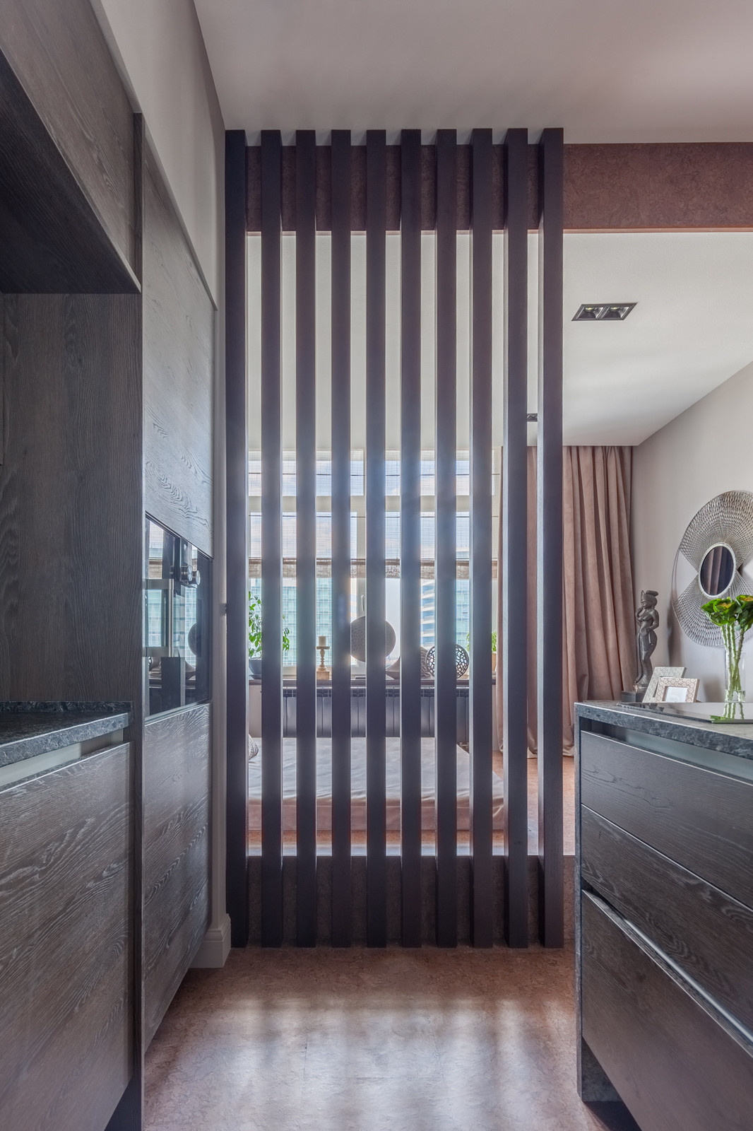 Просто фото: Как поставить кровать в маленькой спальне