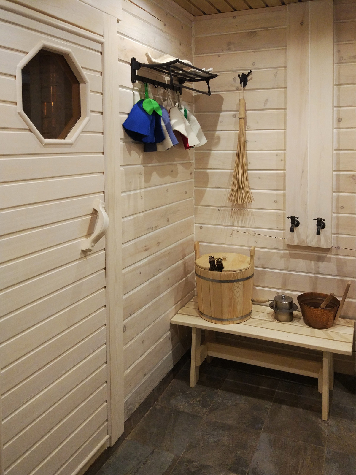 Душевая комната перед парной