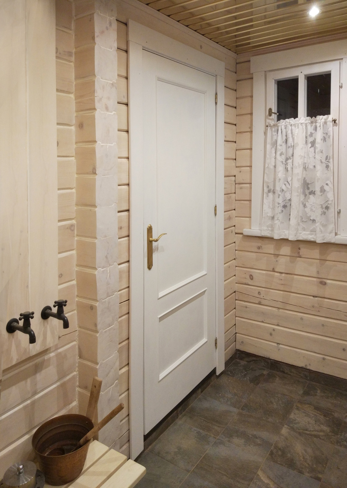 Душевая комната перед парной