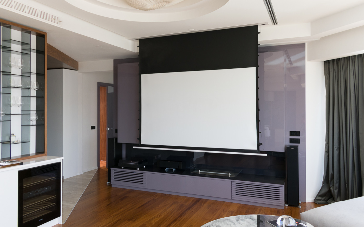 Обложка проекта: Домашний кинотеатр с проектором и экраном в квартире