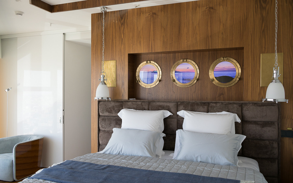 Домашний кинотеатр с проектором и экраном в квартире