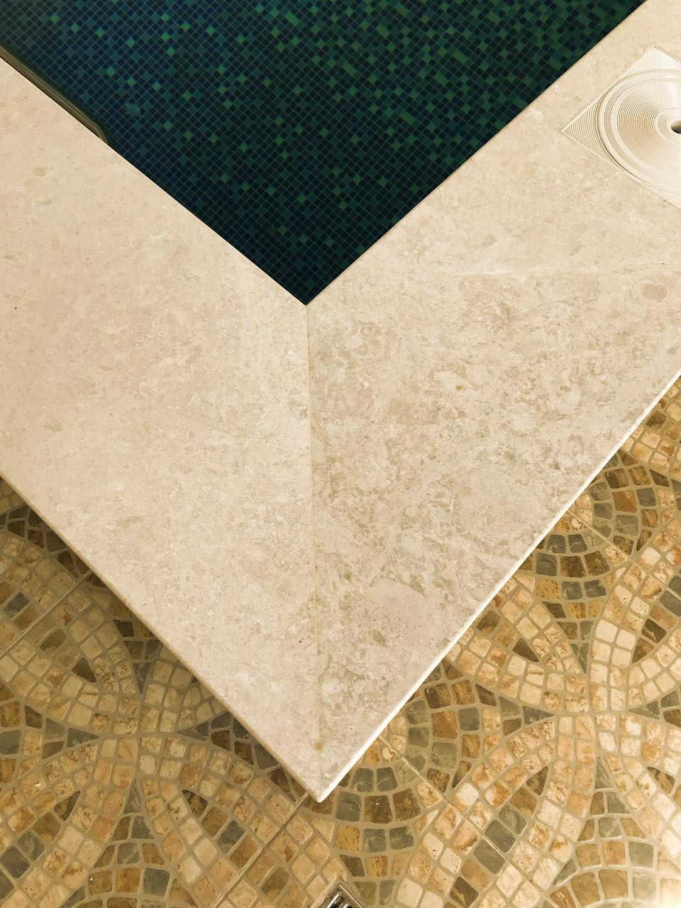 Отделка борта бассейна мрамором Venezia Delicata