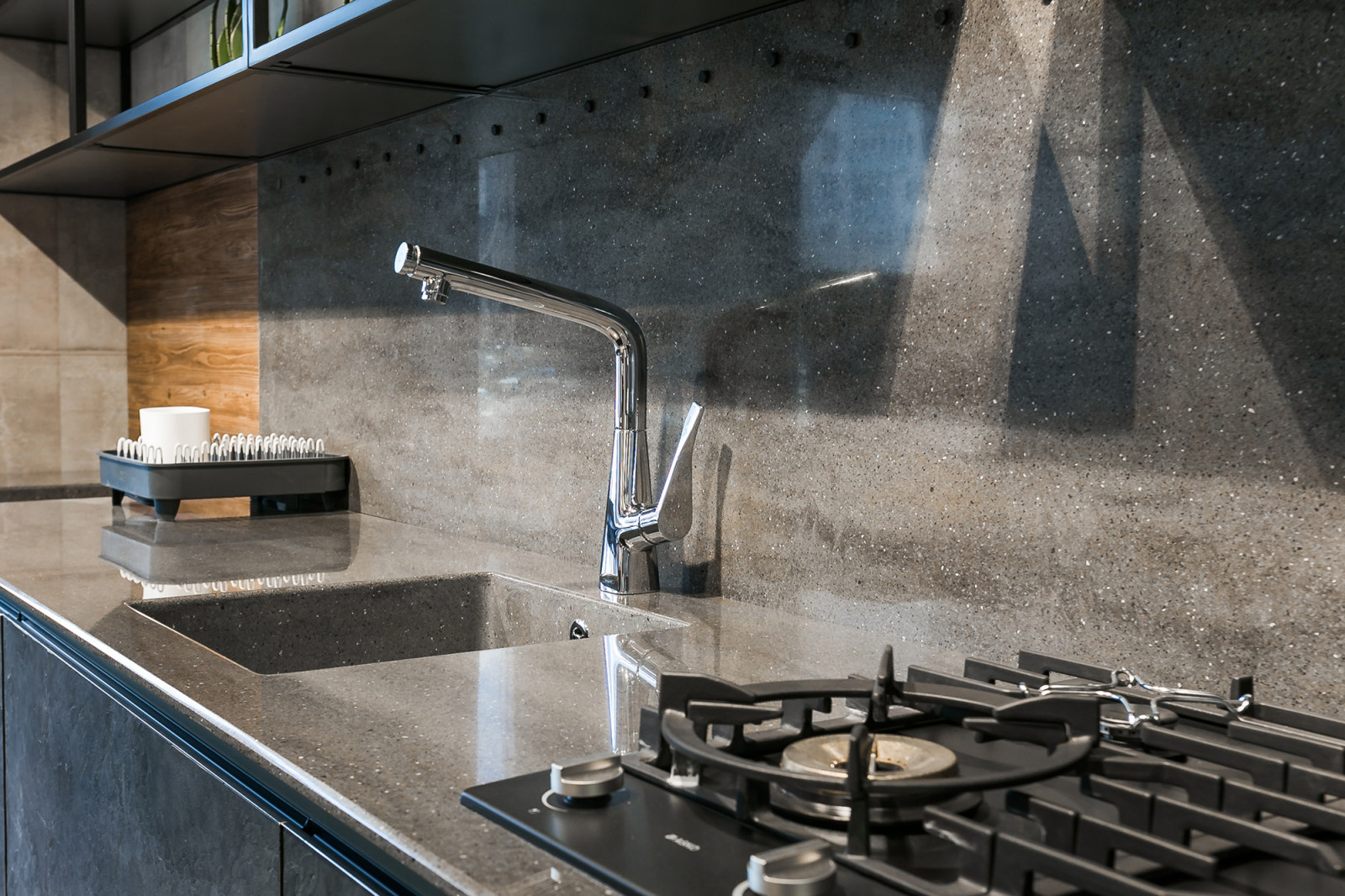 Кухня в контрастных тонах