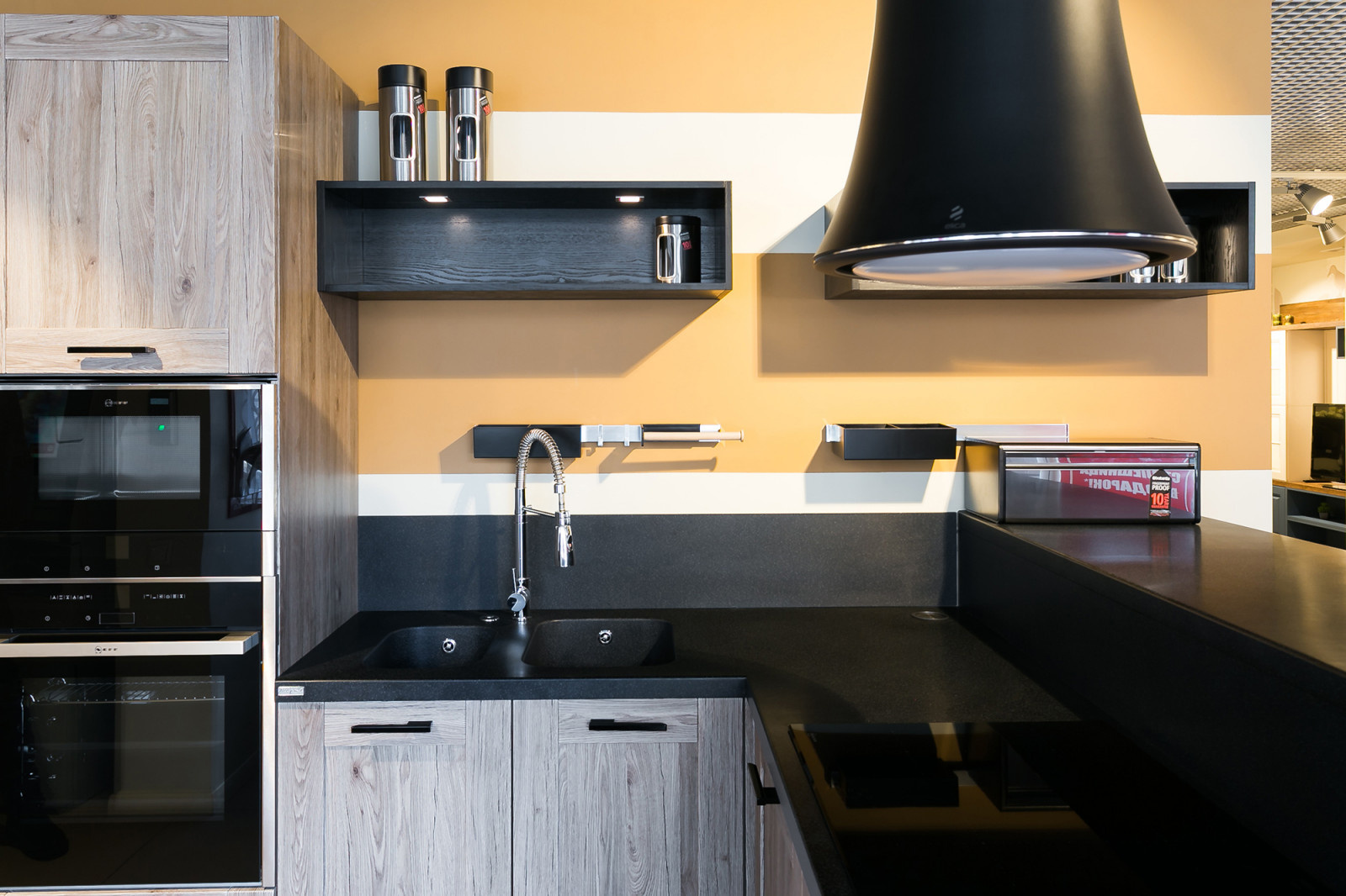 Кухня в контрастных тонах