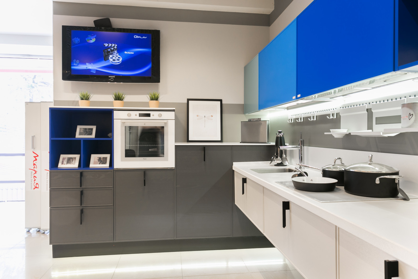 Бело-синяя кухня