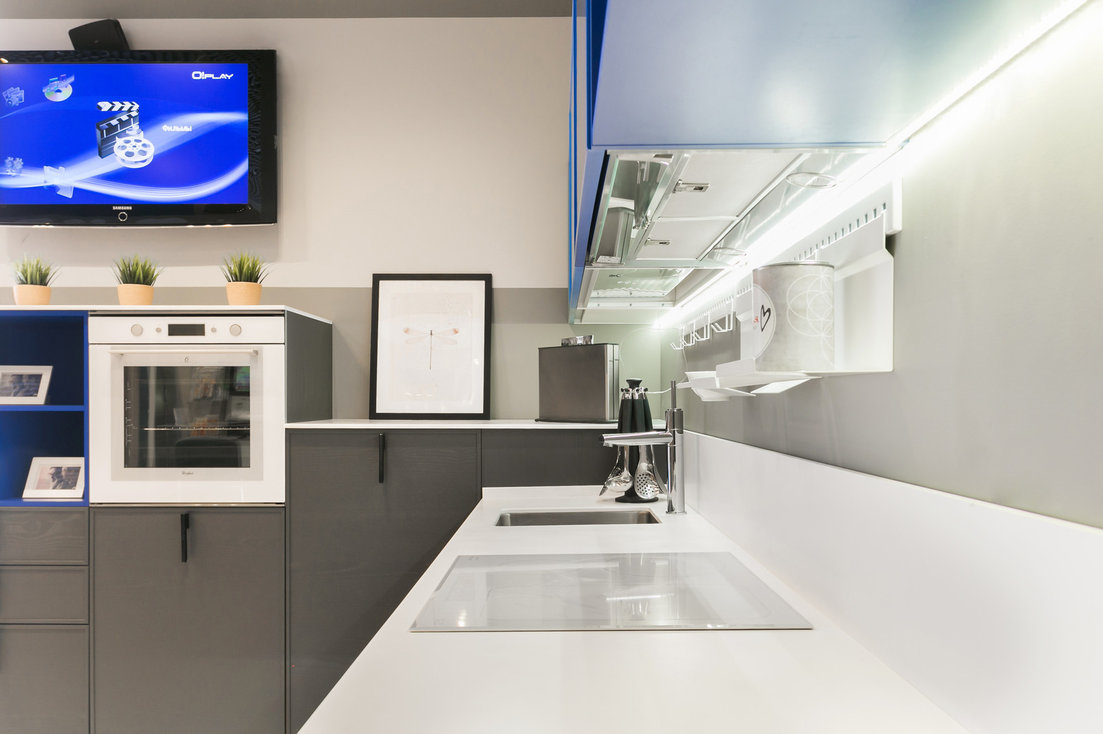 Бело-синяя кухня