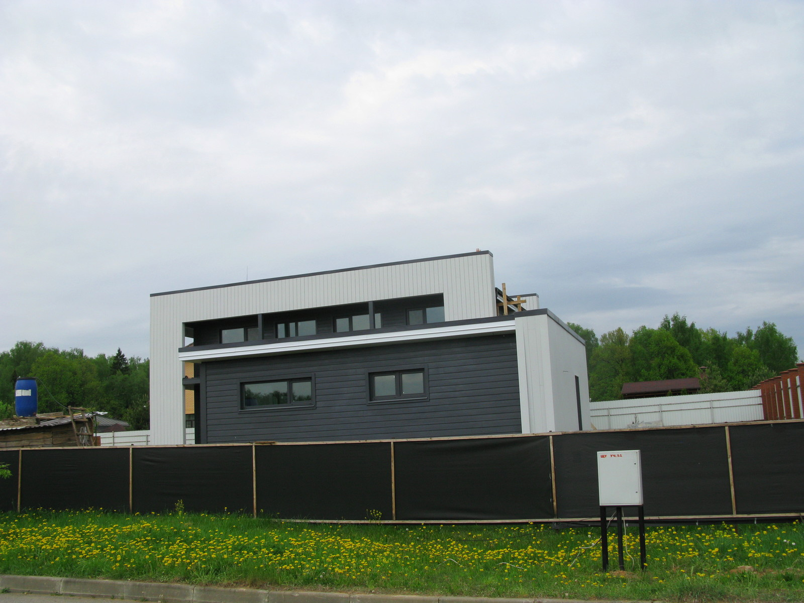 " EE " House