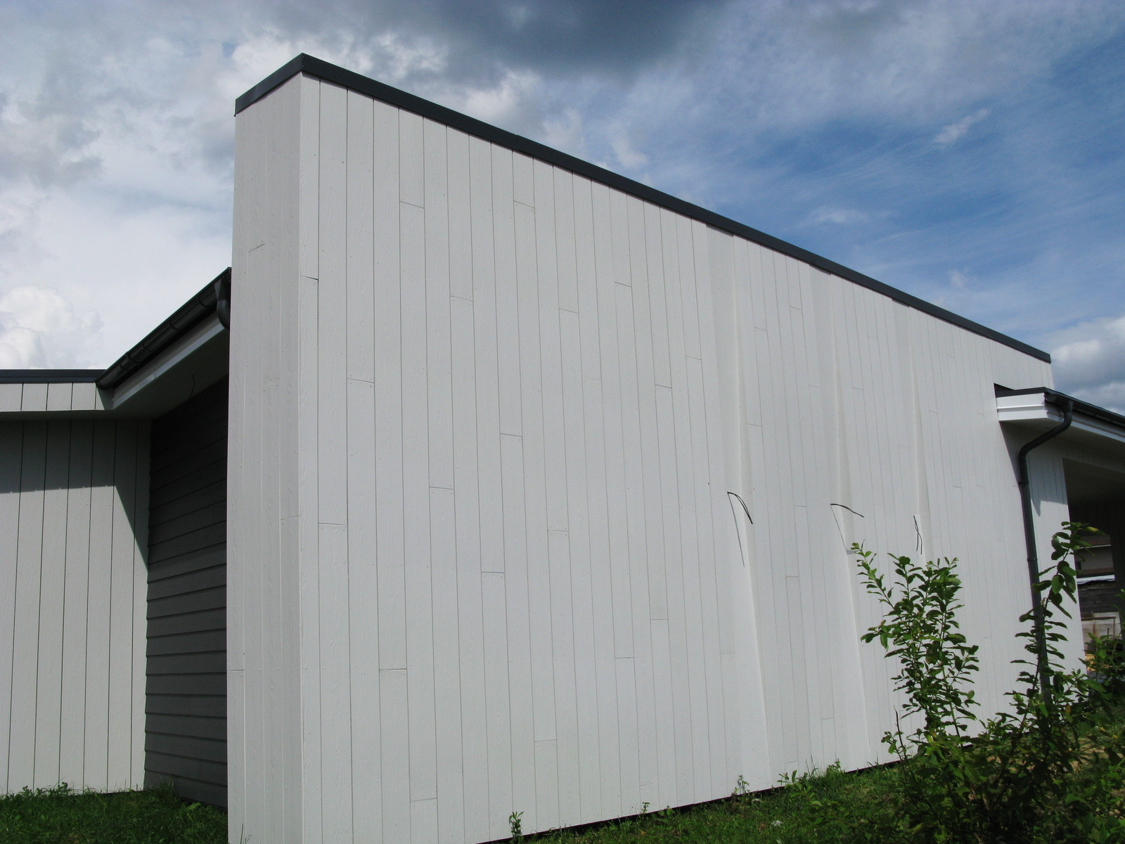 " EE " House