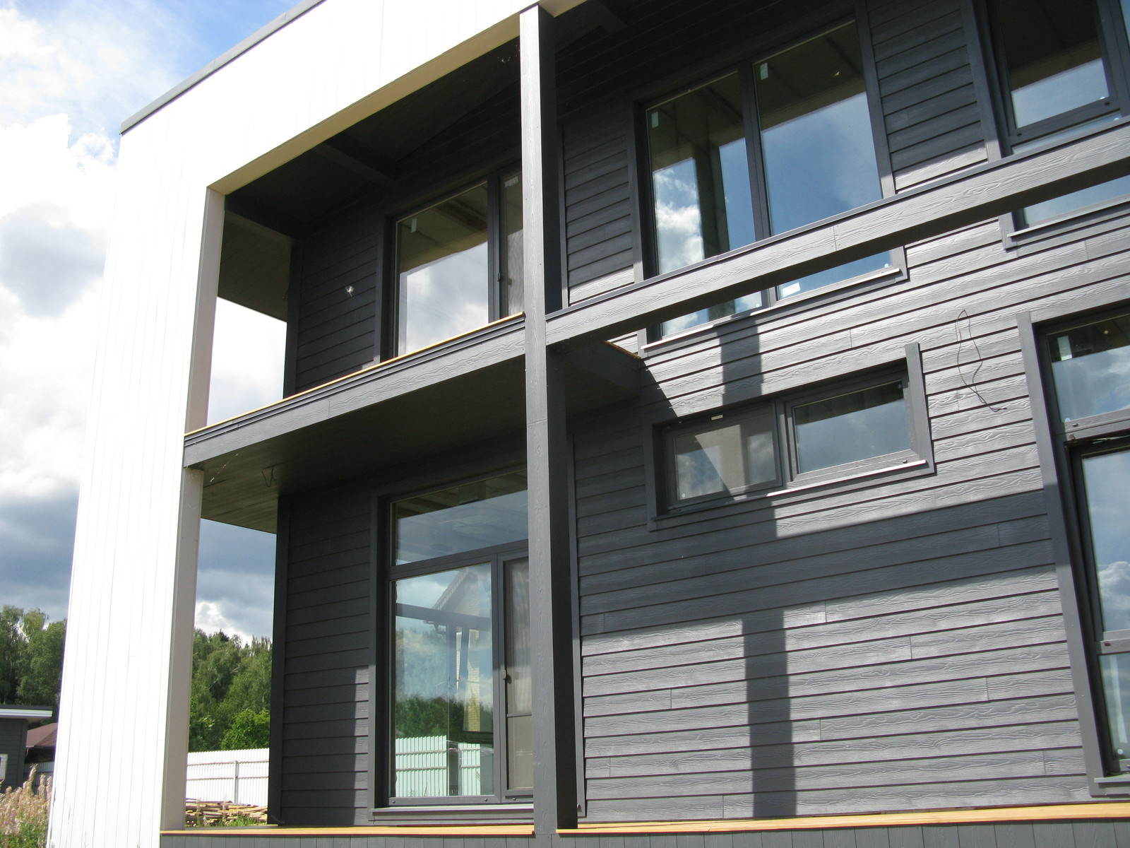" EE " House