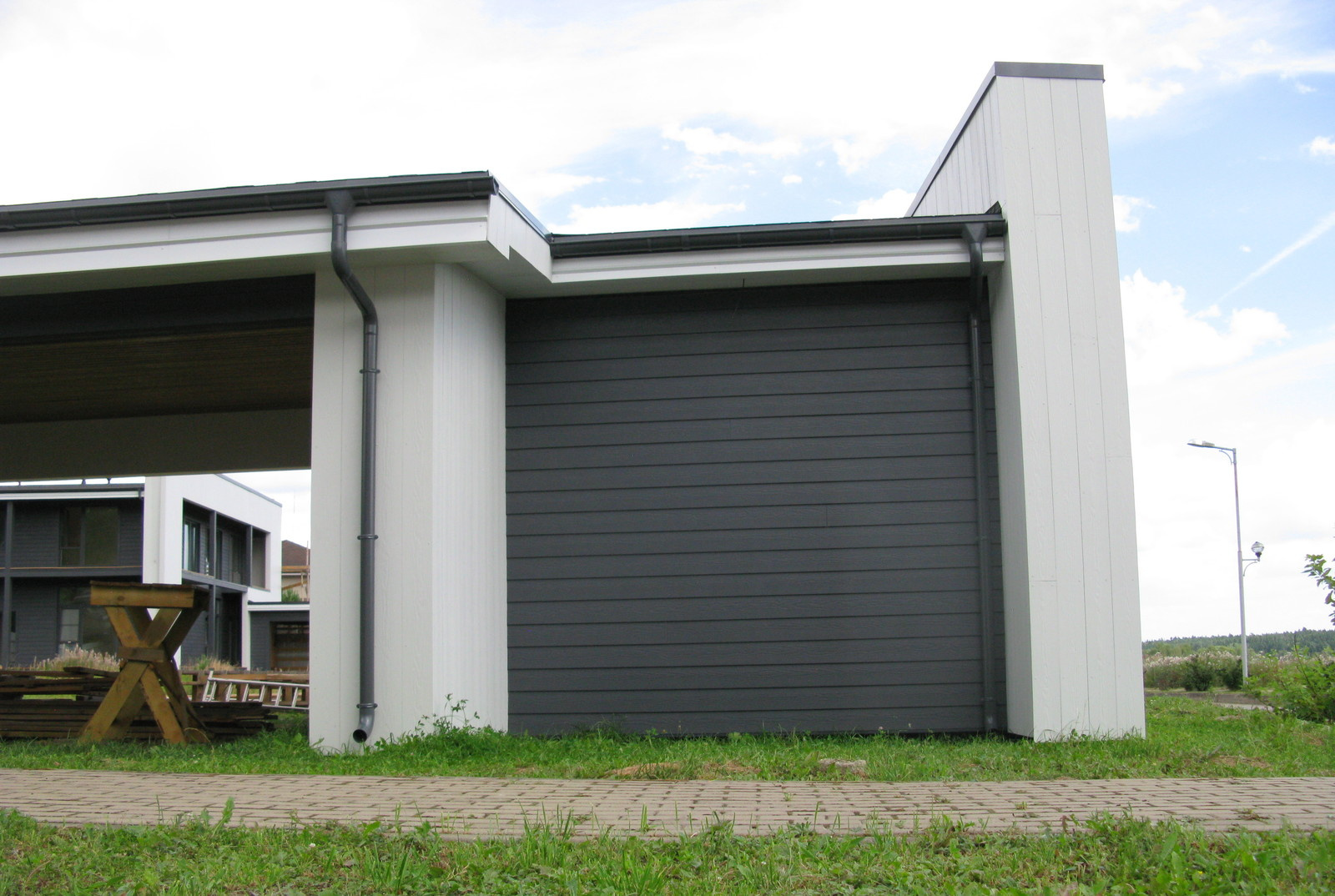 " EE " House
