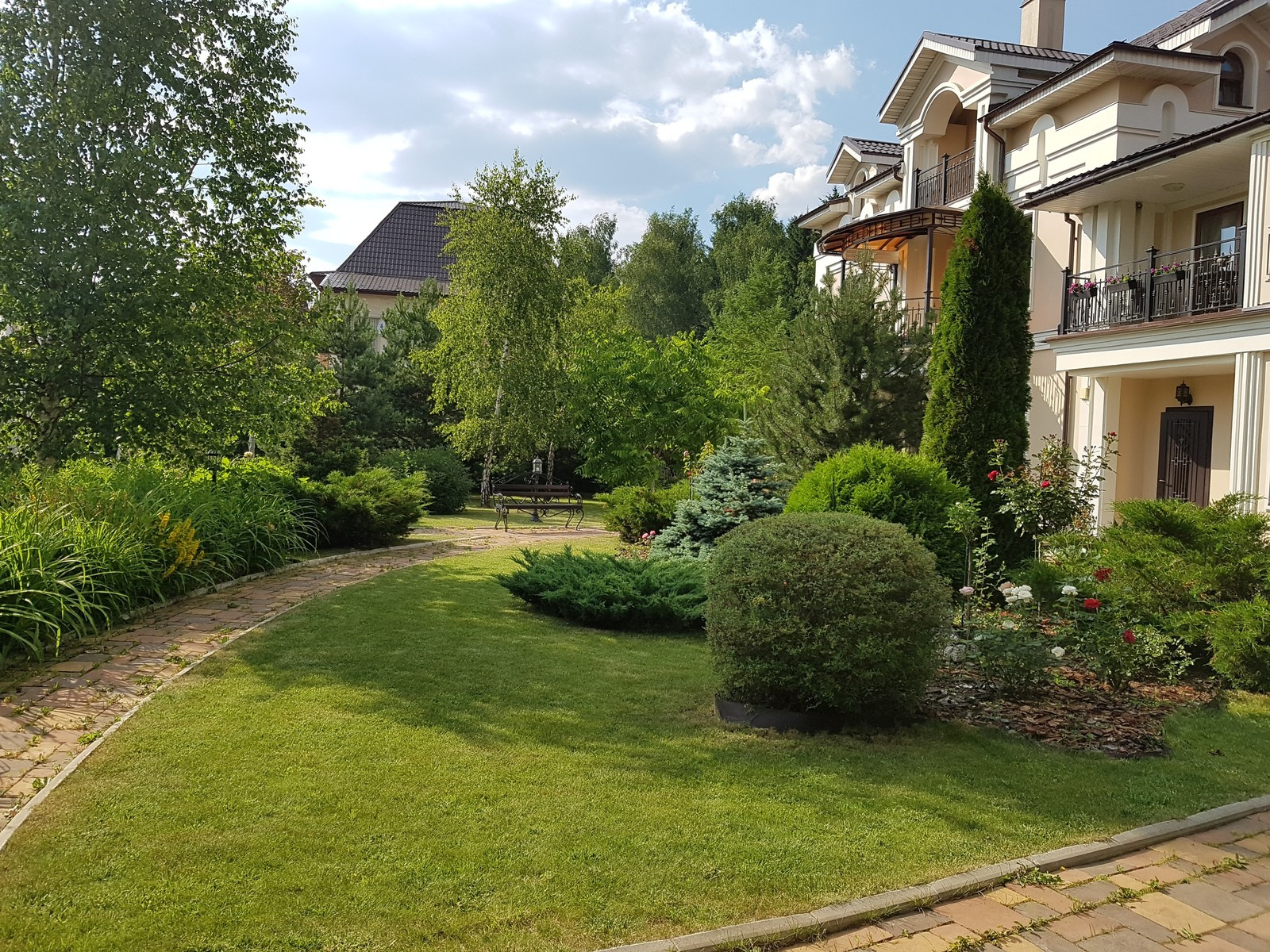 Декоративная парадная группа с хвойными и розами перед домом