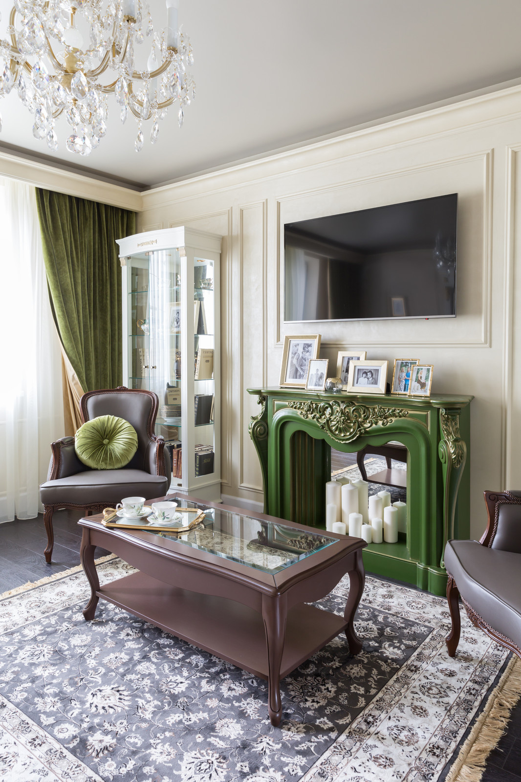 Квартира с зелёной кухней и романтичной ванной