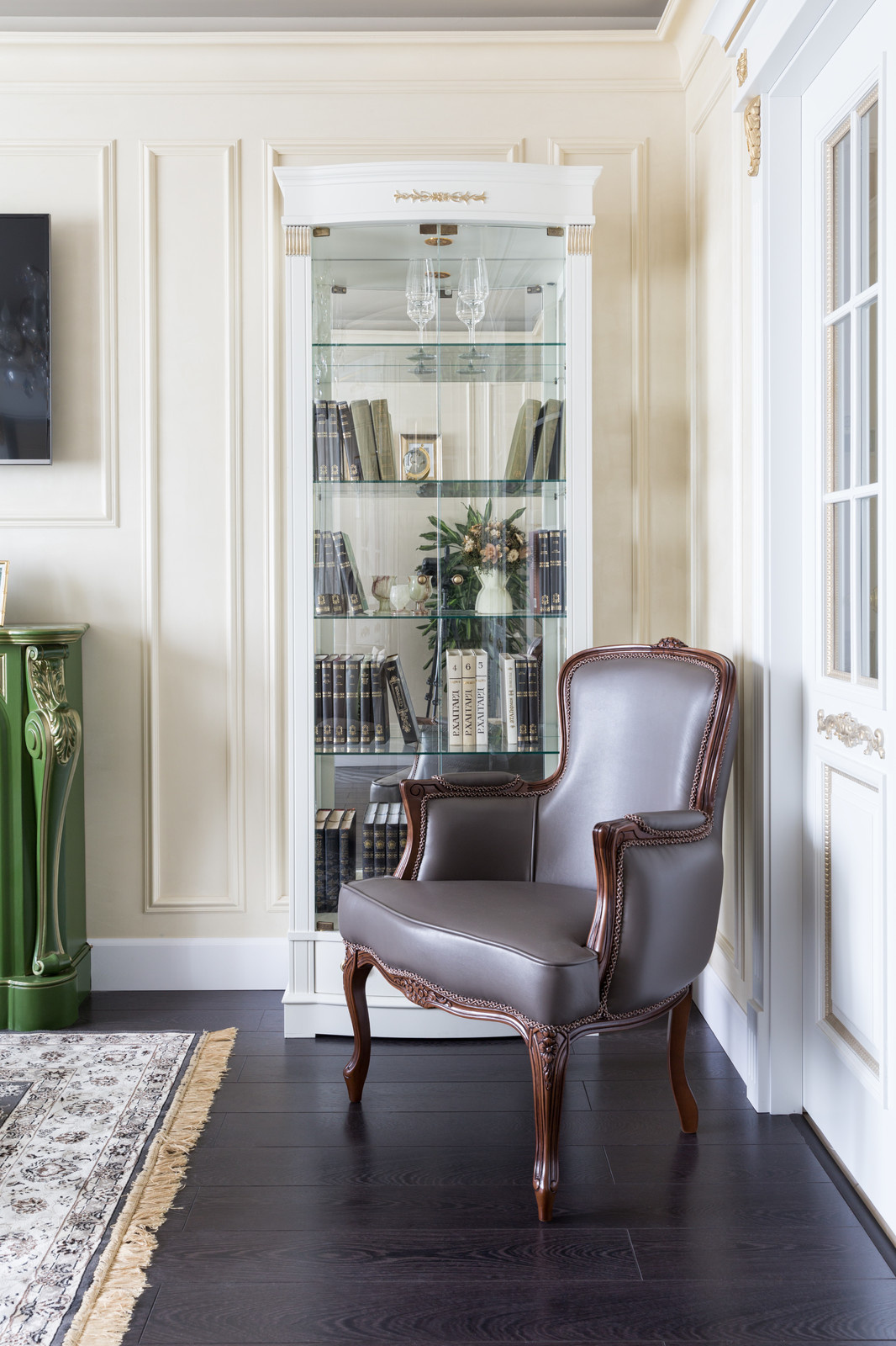 Квартира с зелёной кухней и романтичной ванной