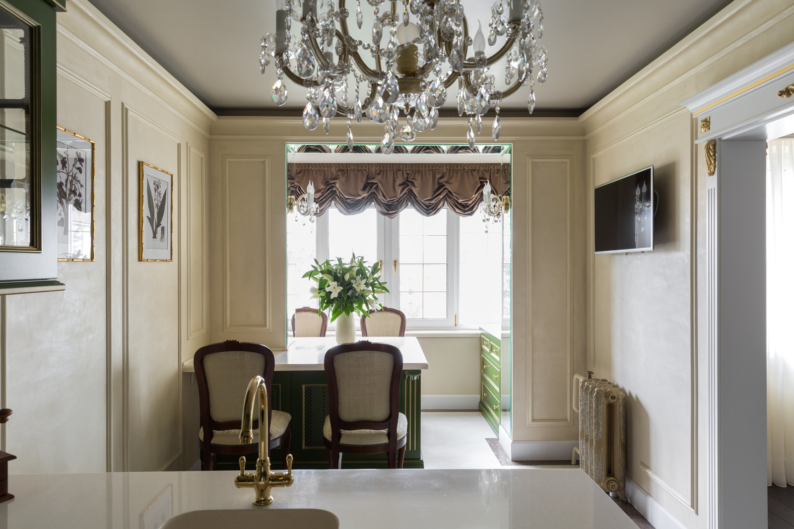 Квартира с зелёной кухней и романтичной ванной