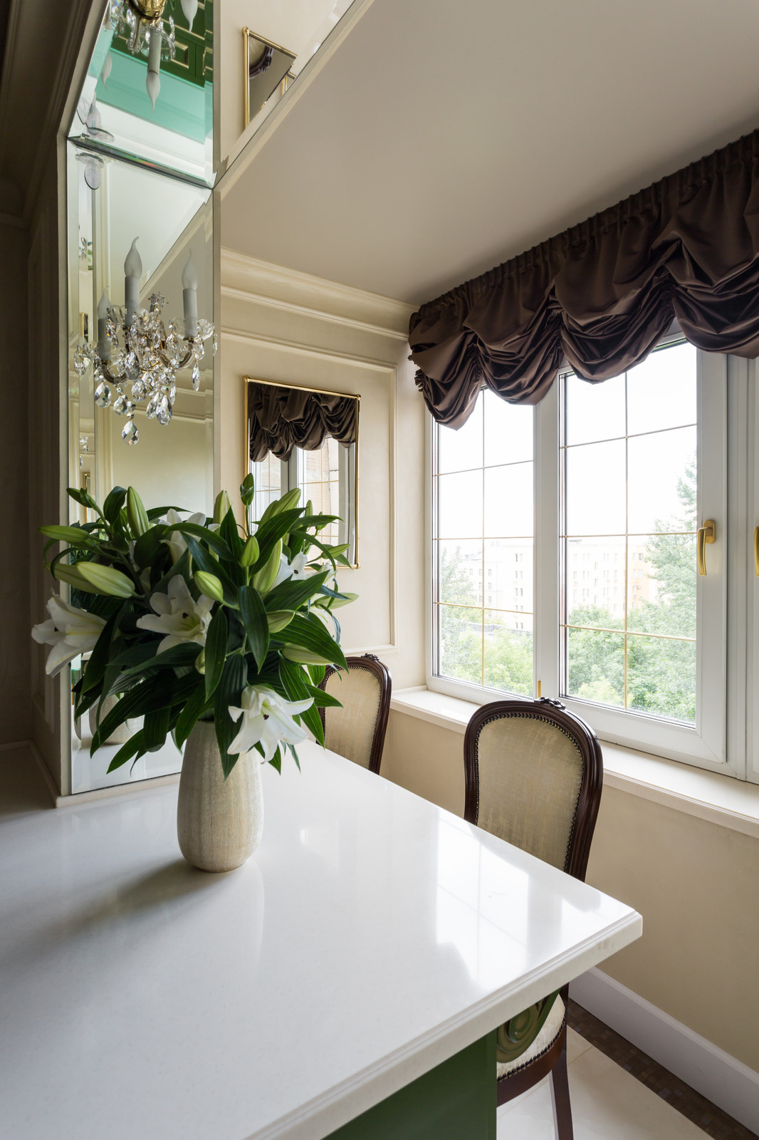 Квартира с зелёной кухней и романтичной ванной