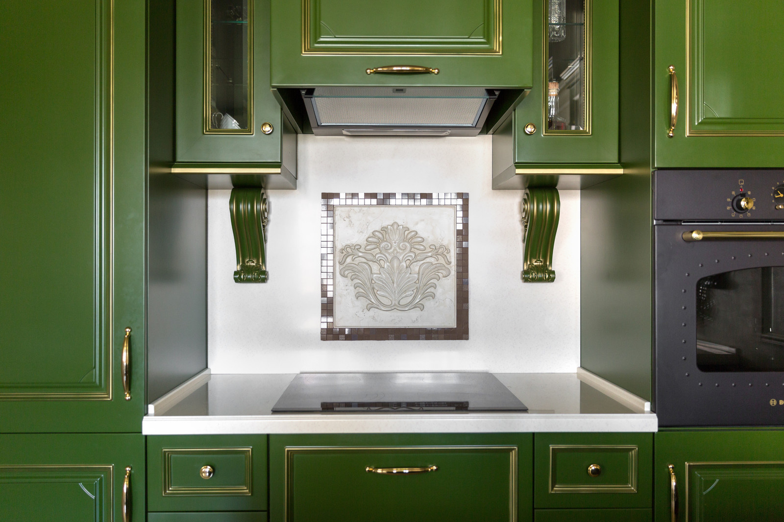 Квартира с зелёной кухней и романтичной ванной