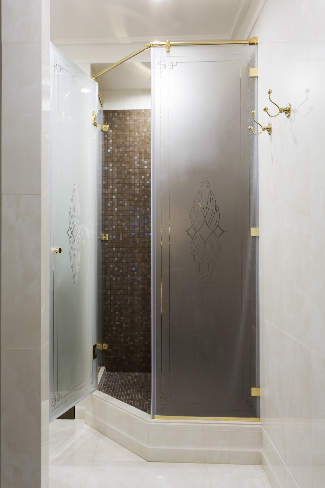 Квартира с зелёной кухней и романтичной ванной