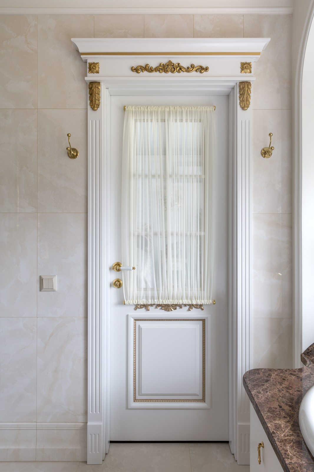 Квартира с зелёной кухней и романтичной ванной