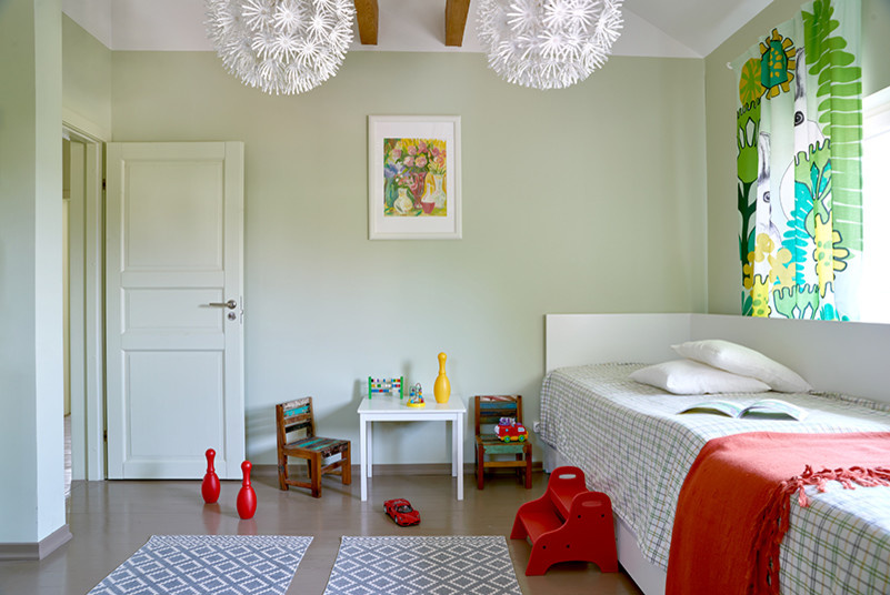 Дача с оранжевыми дверями