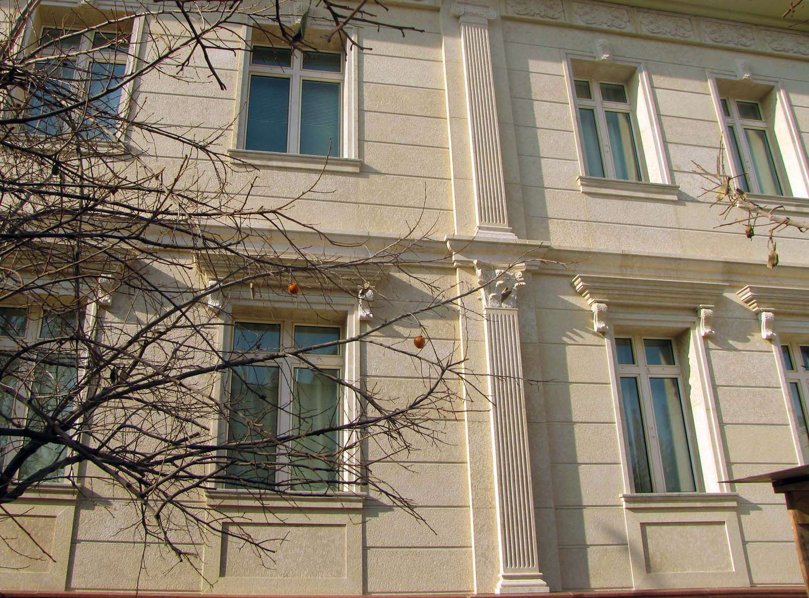 Коломна. Отделка дома травертином с архитектурными элементами