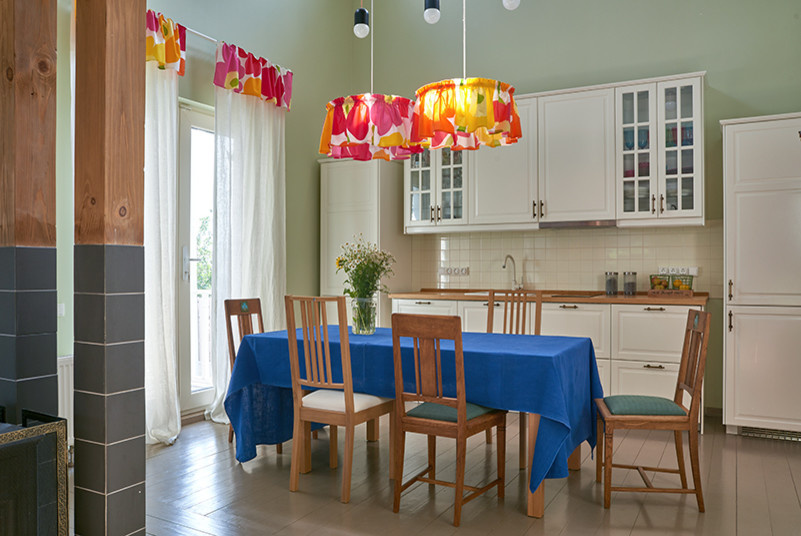 Дача с оранжевыми дверями