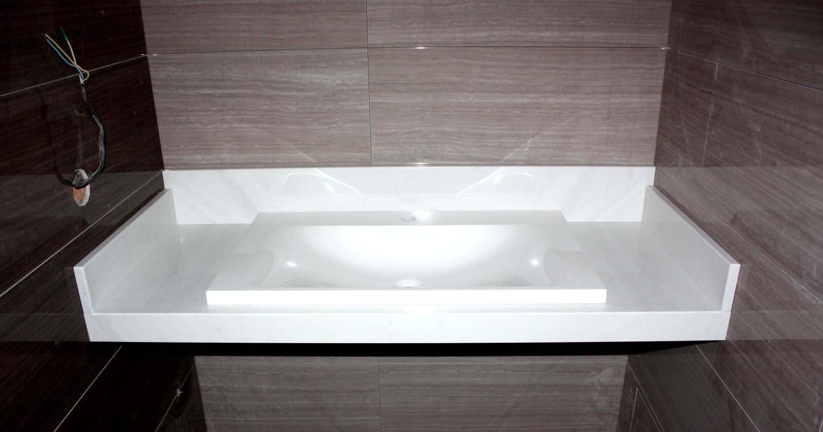 Подвесная столешница в ванную комнату из кварцевого агломерата Caesarstone
