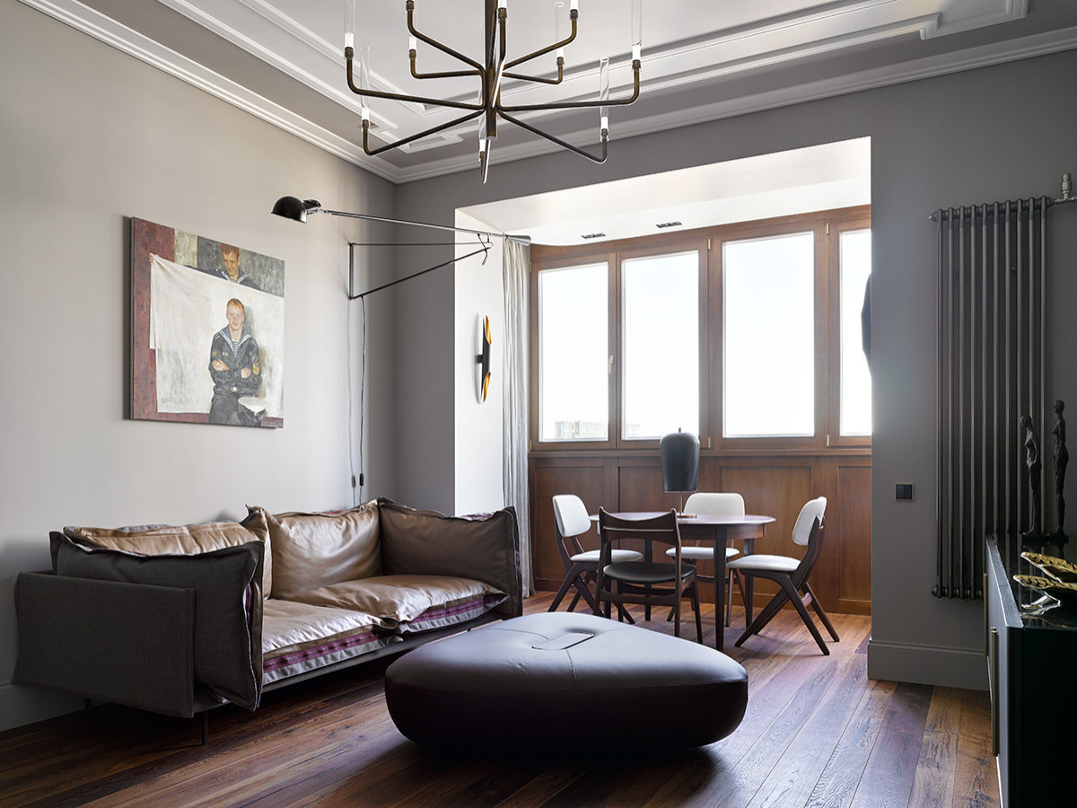 Современная московская квартира с предметами мебели mid-century