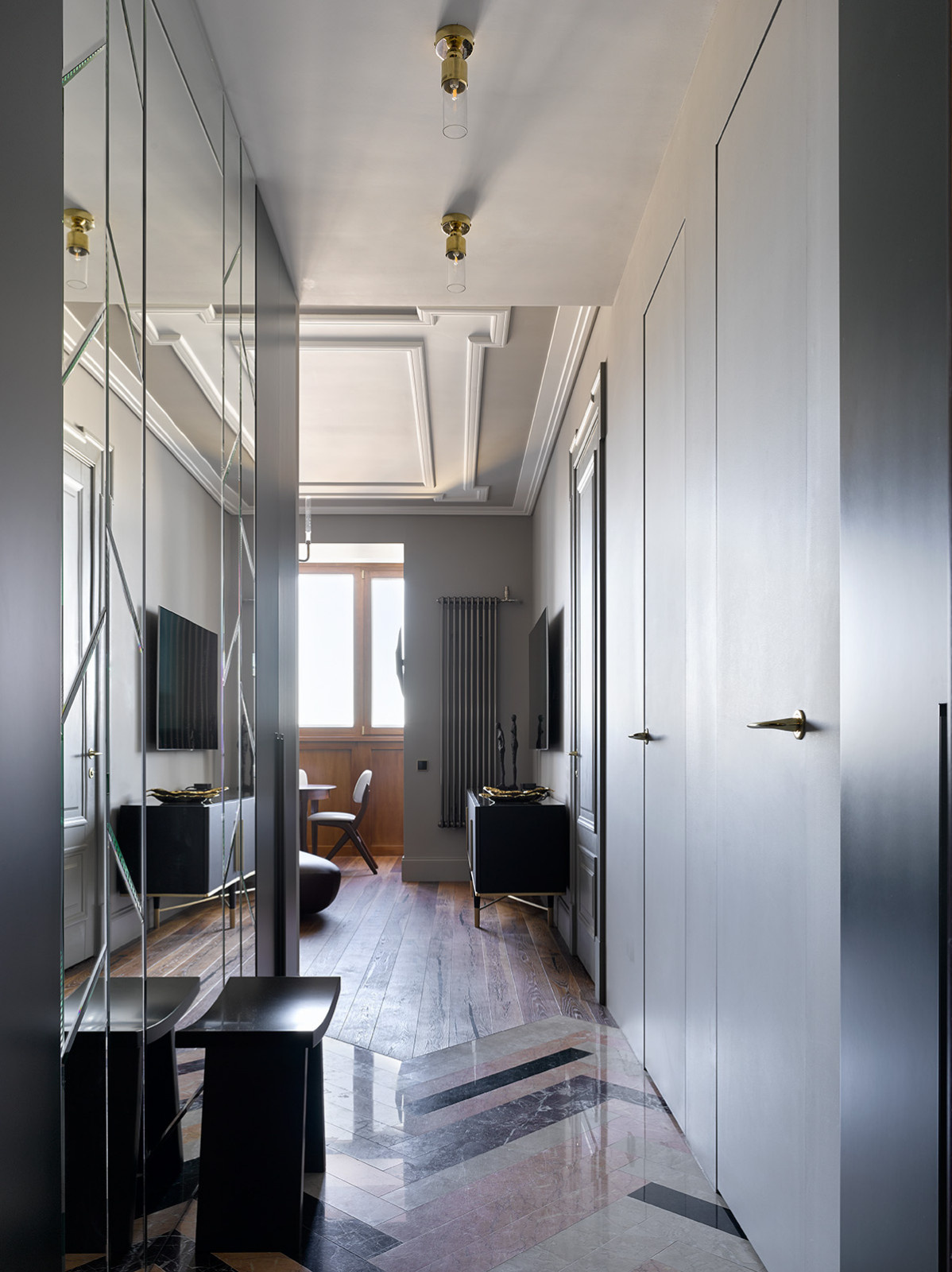 Современная московская квартира с предметами мебели mid-century