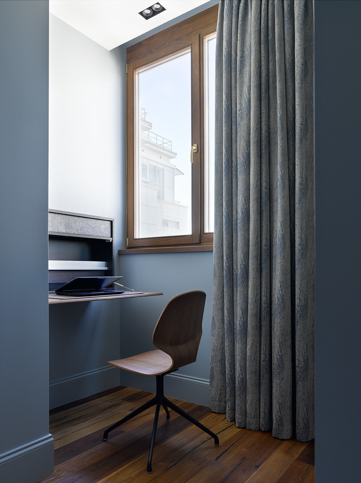 Современная московская квартира с предметами мебели mid-century