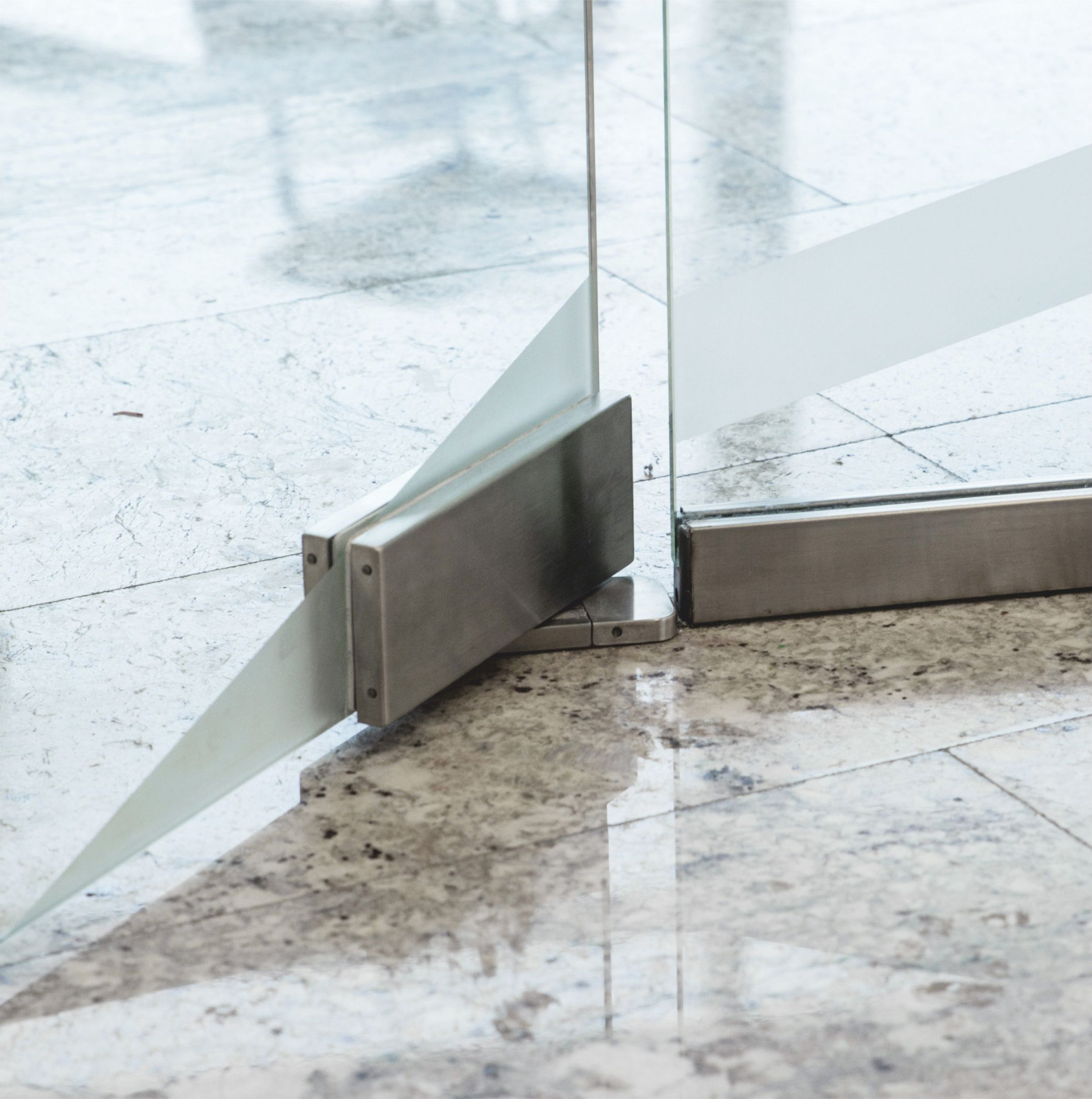 Цельностеклянные двери и перегородки