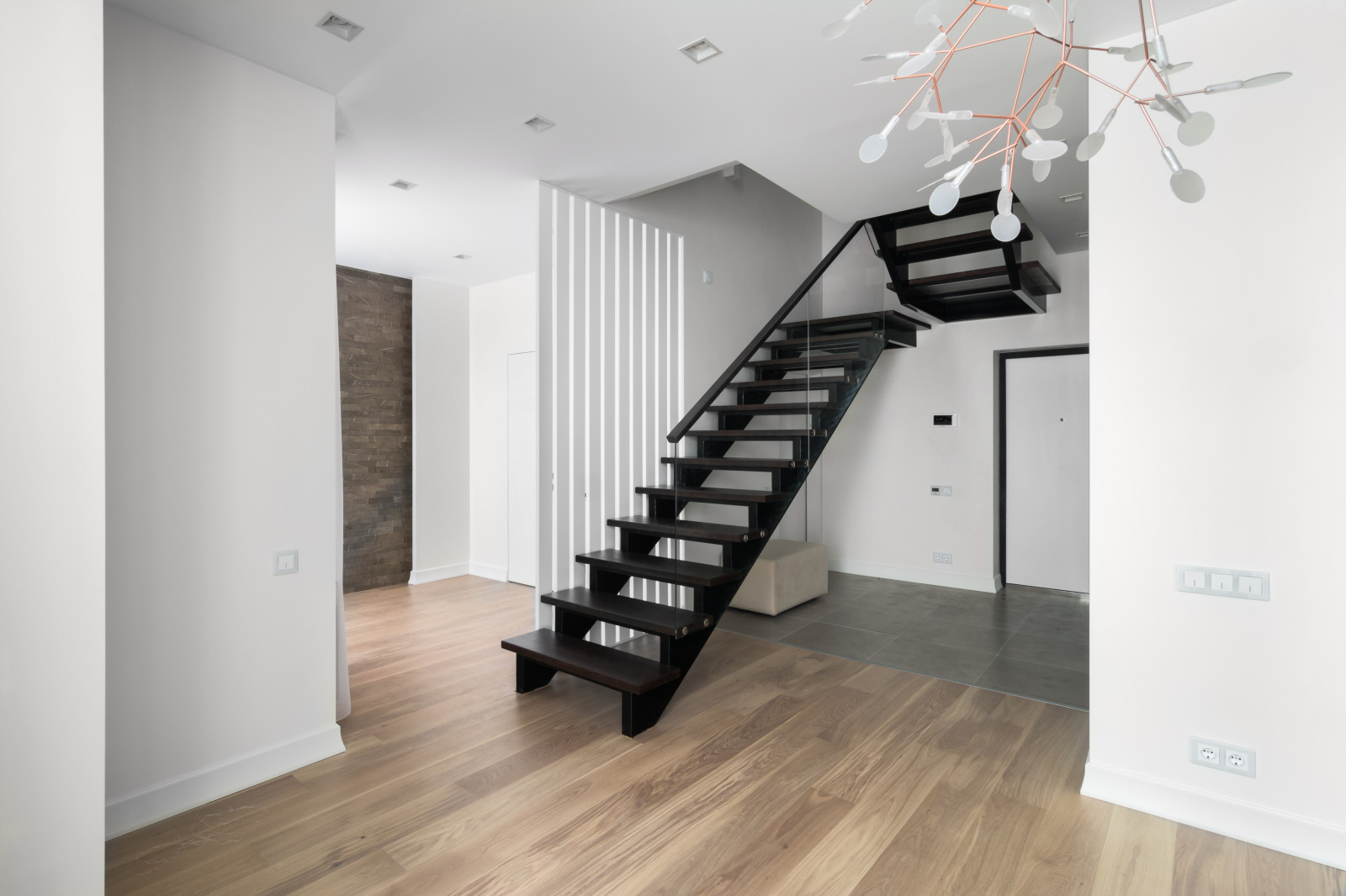 Просторная двухуровневая квартира в современном стиле