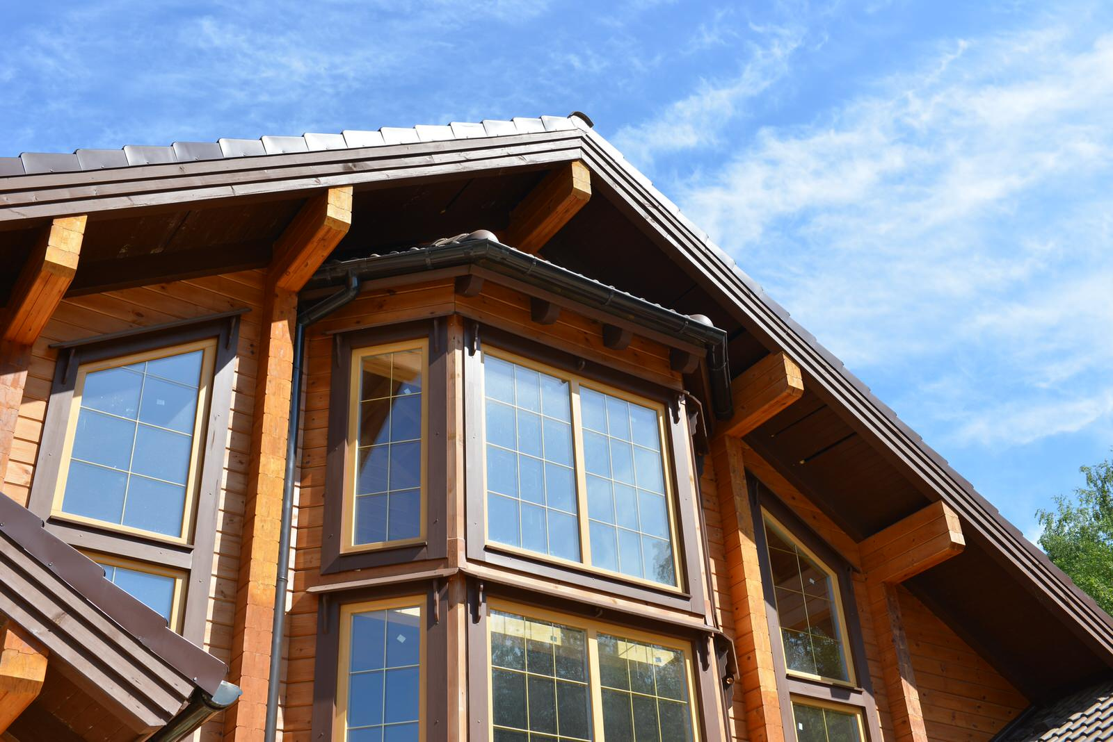 Деревянные окна в домах из клееного бруса