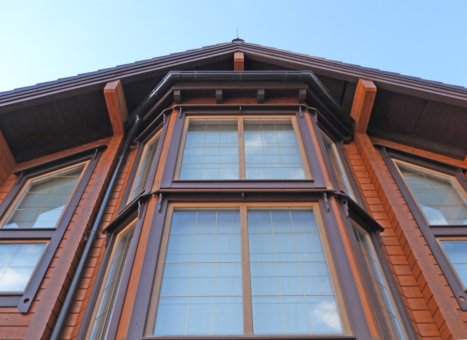 Деревянные окна в домах из клееного бруса