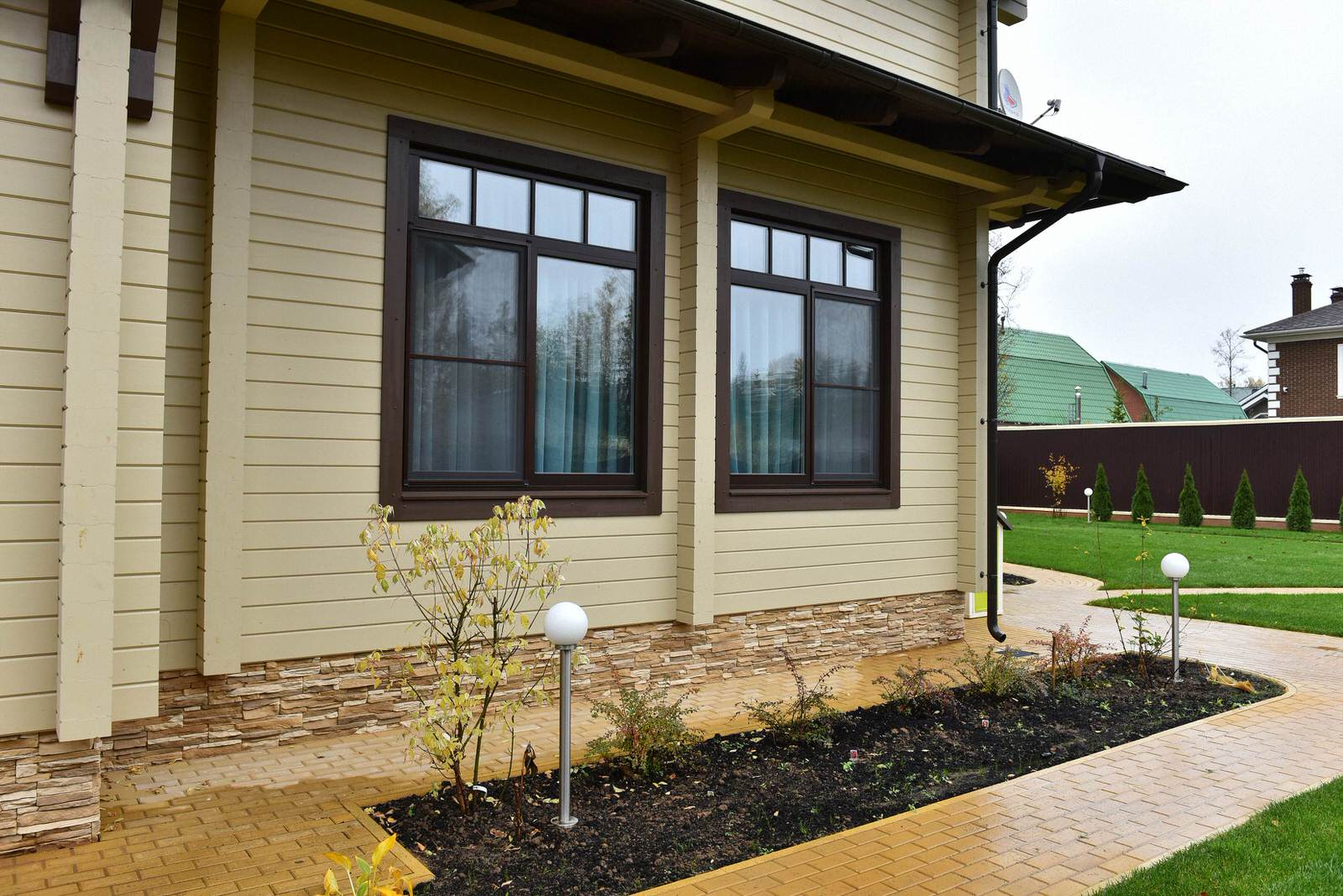 Деревянные окна в домах из клееного бруса