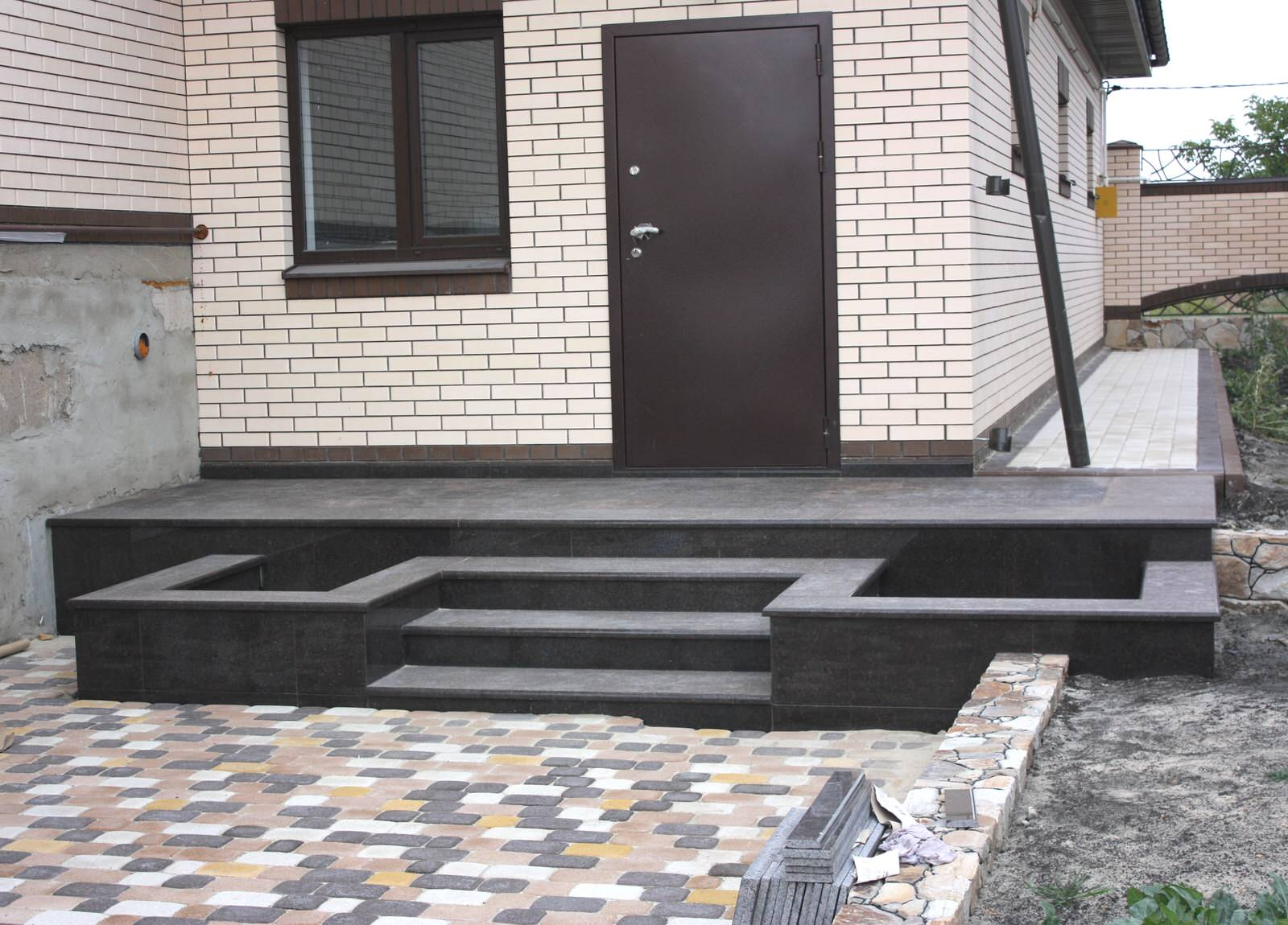 Входная группа из Карельского гранита