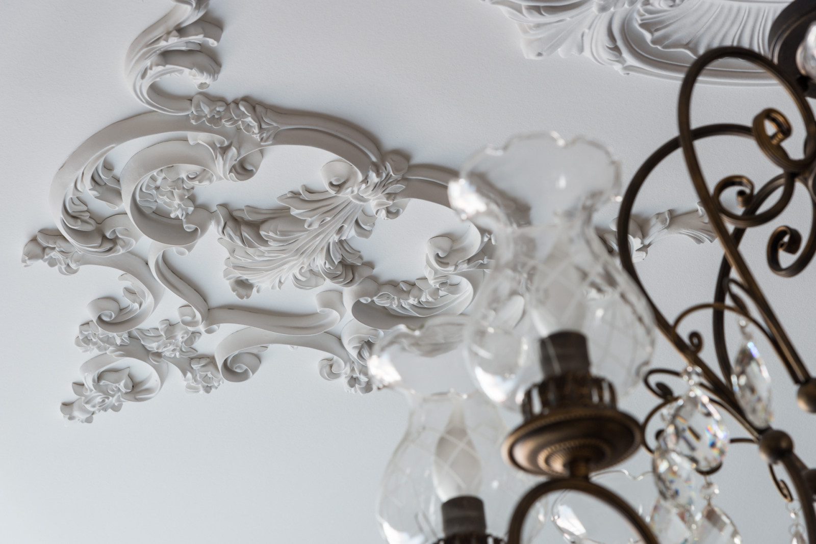 Лепнина на потолке в интерьере