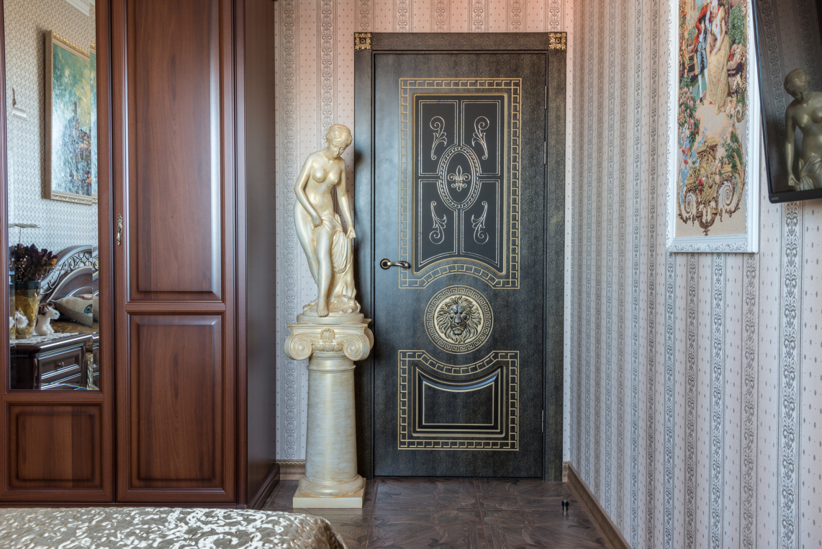 Декоративные статуи в классическом интерьере