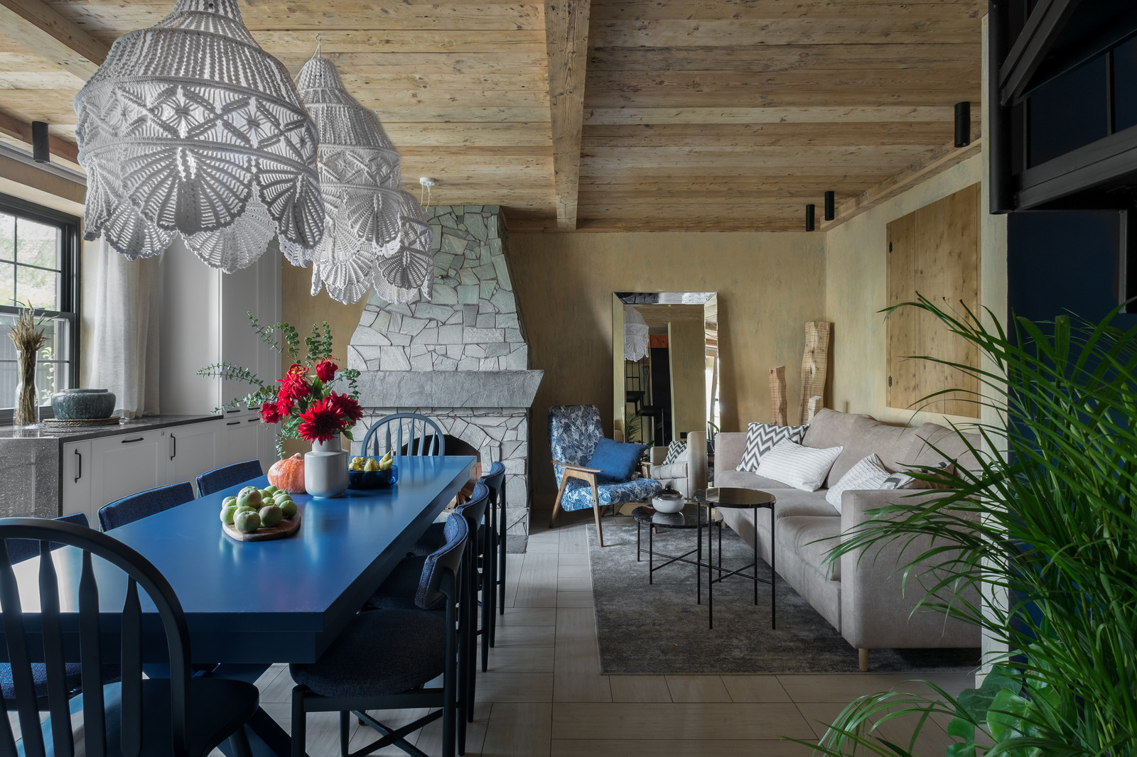 Кухня-гостиная в сланце и кружевах