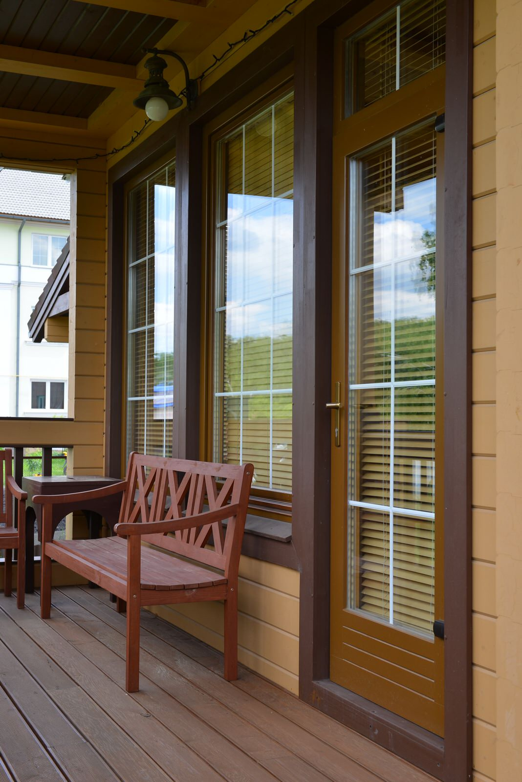 Деревянные окна в домах из клееного бруса