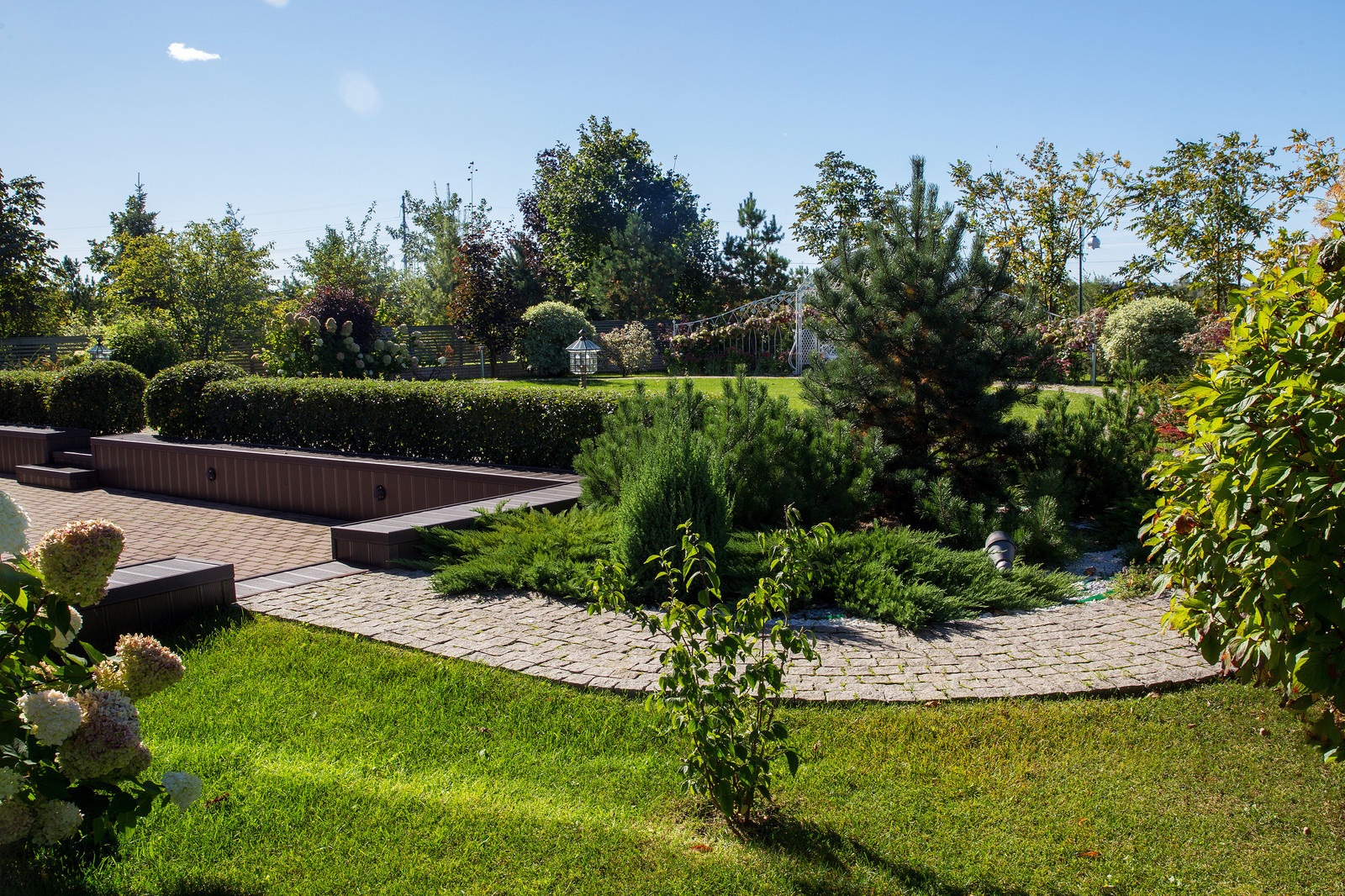 Сад на Пятницком шоссе.  Дизайнер Лариса Юрова