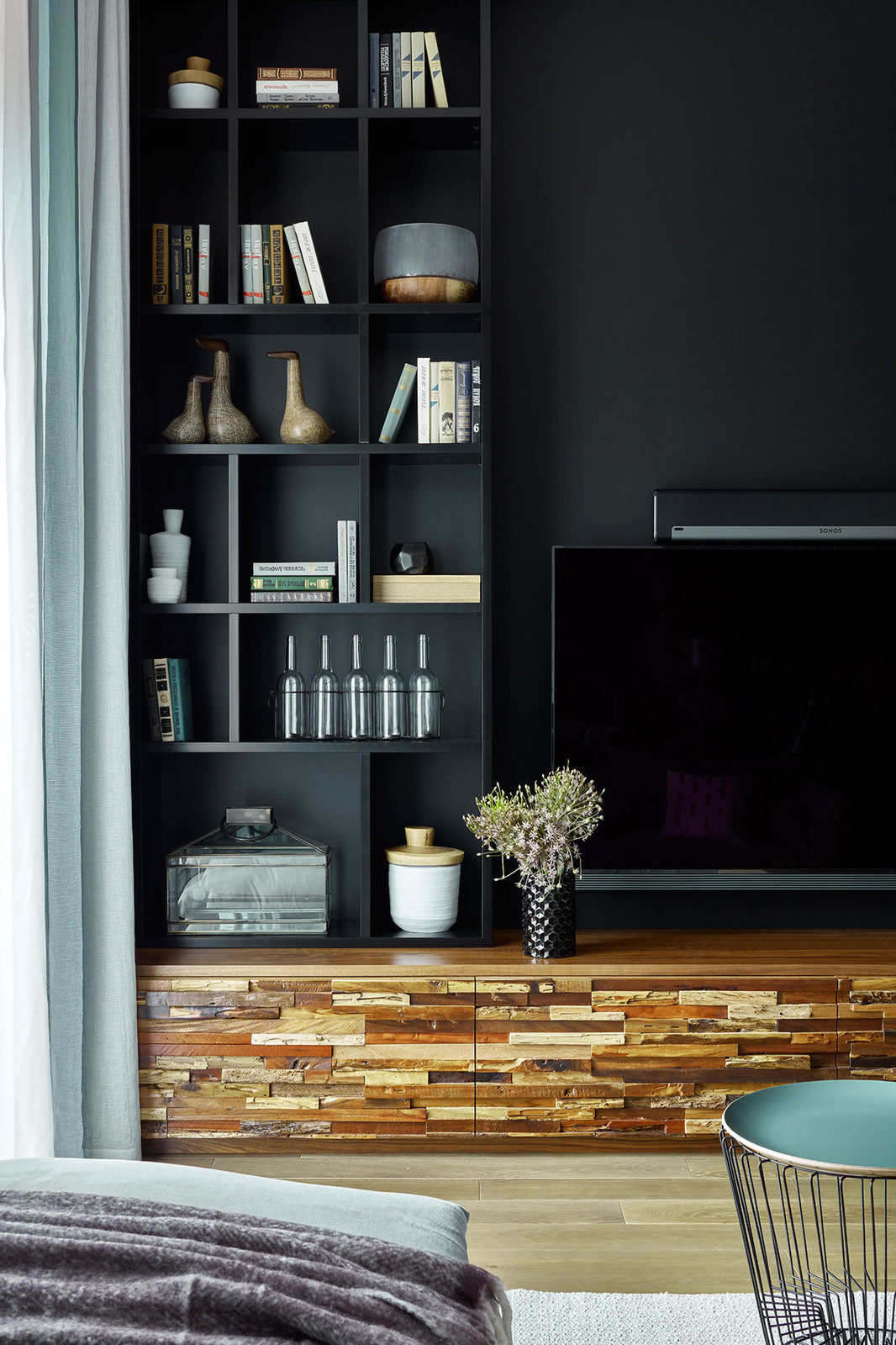 Houzz тур: Таунхаус с чёрной стеной в гостиной