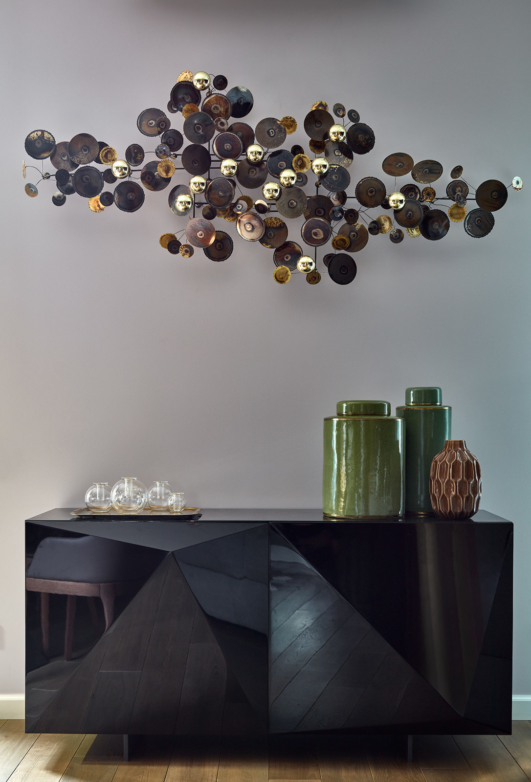 Houzz тур: Таунхаус с чёрной стеной в гостиной