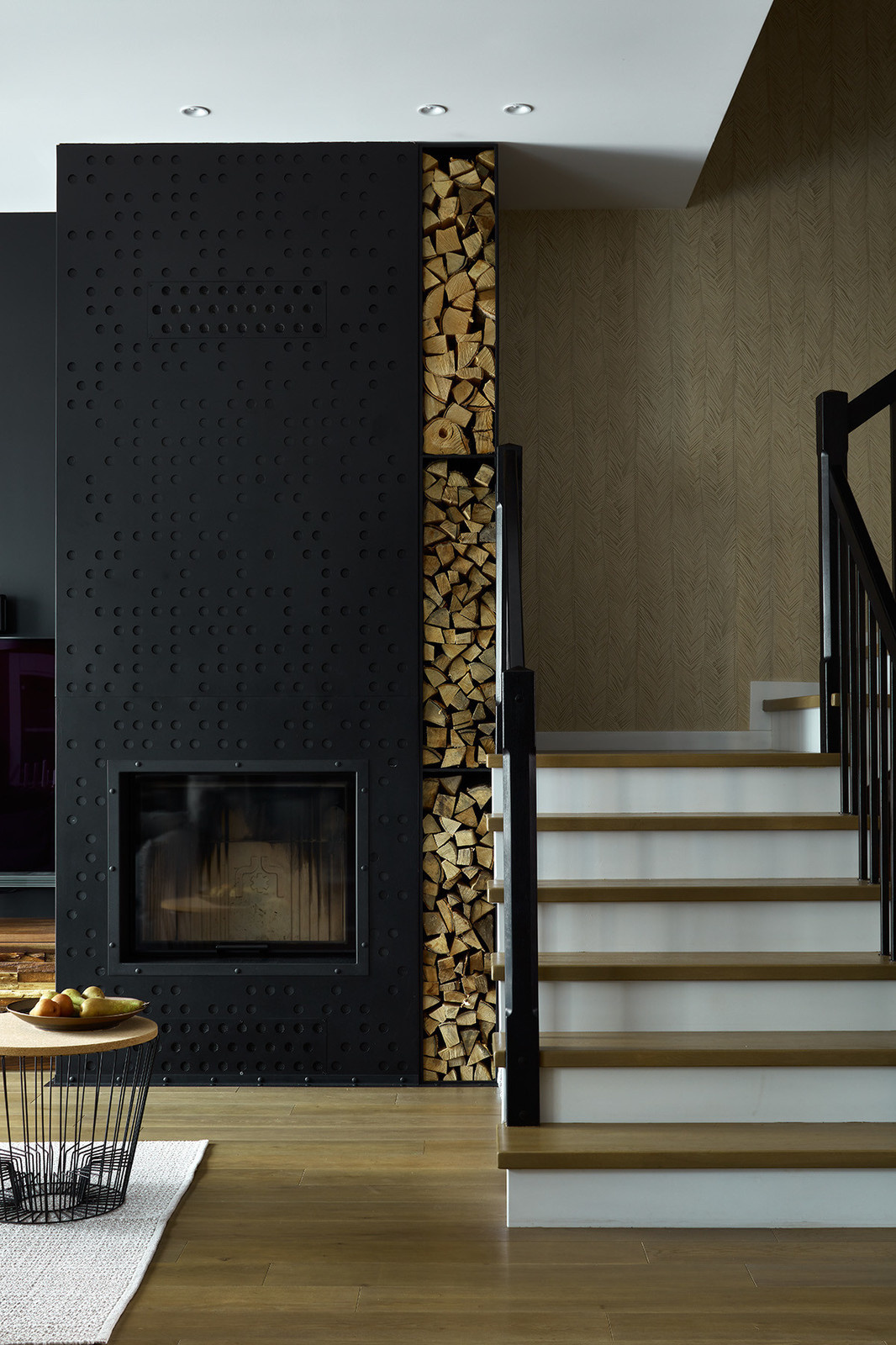 Houzz тур: Таунхаус с чёрной стеной в гостиной