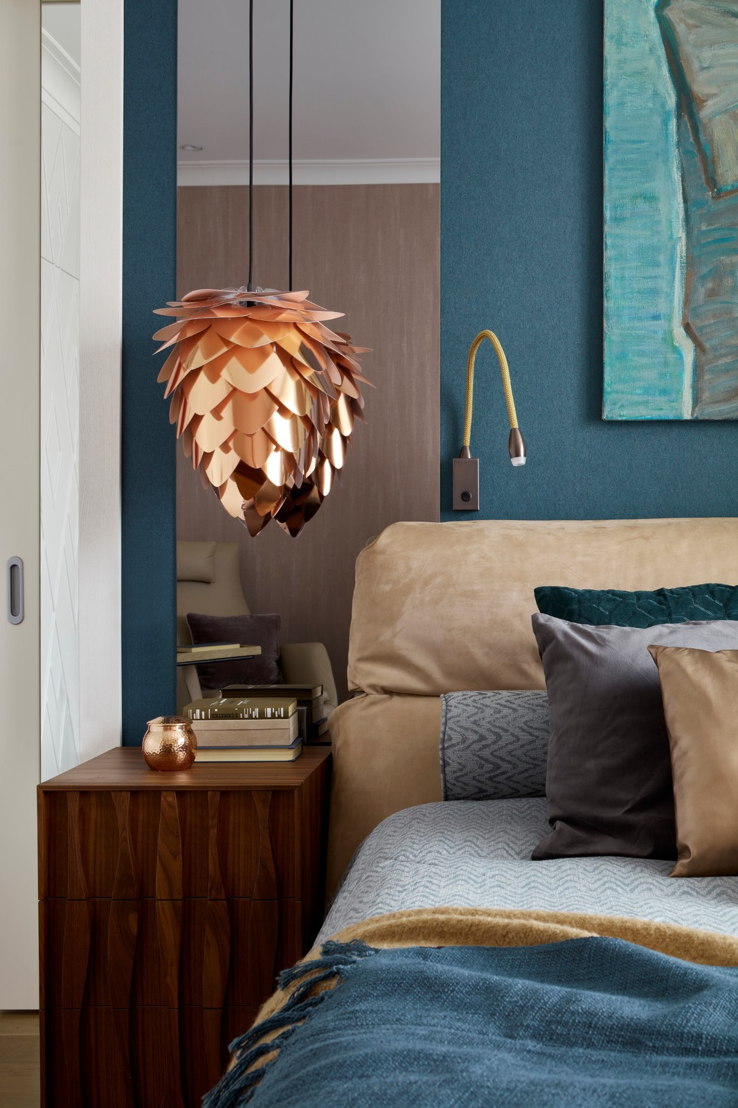 Houzz тур: Таунхаус с чёрной стеной в гостиной