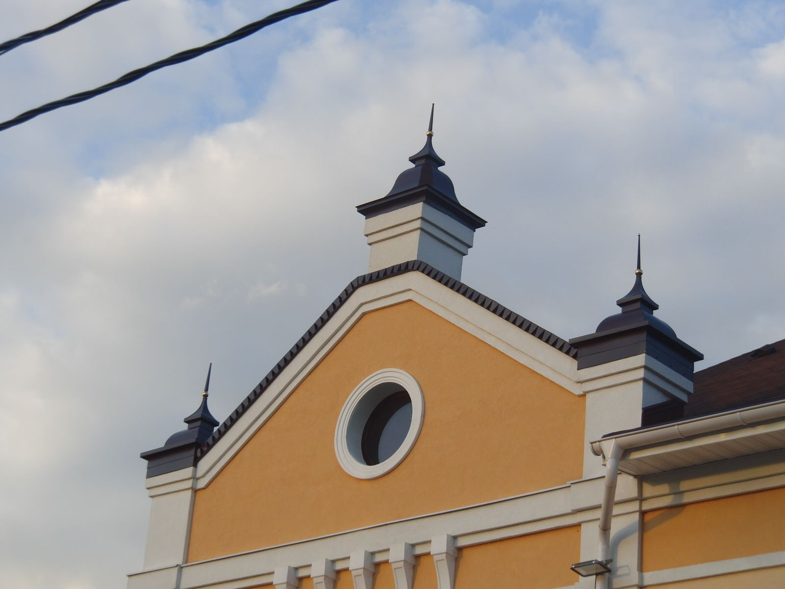 Декоративные тумы и колпаки, окрытие парапетов и купол на Бизнес центр