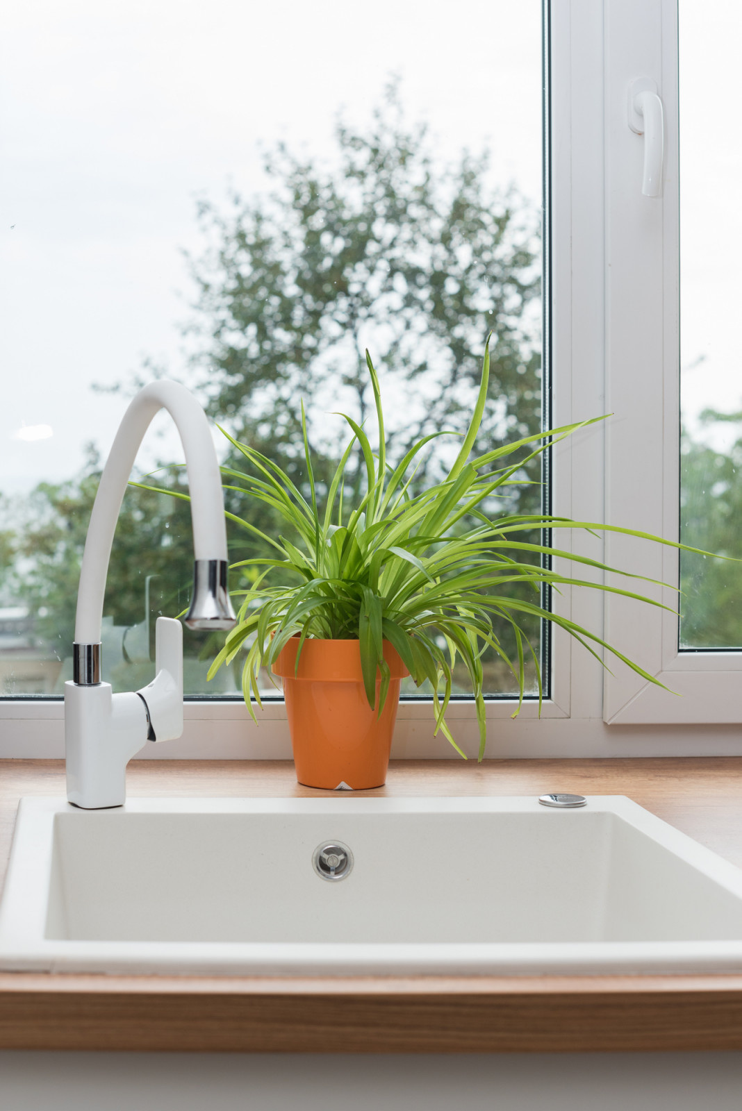 Как правильно: 5 способов обыграть подоконник на кухне