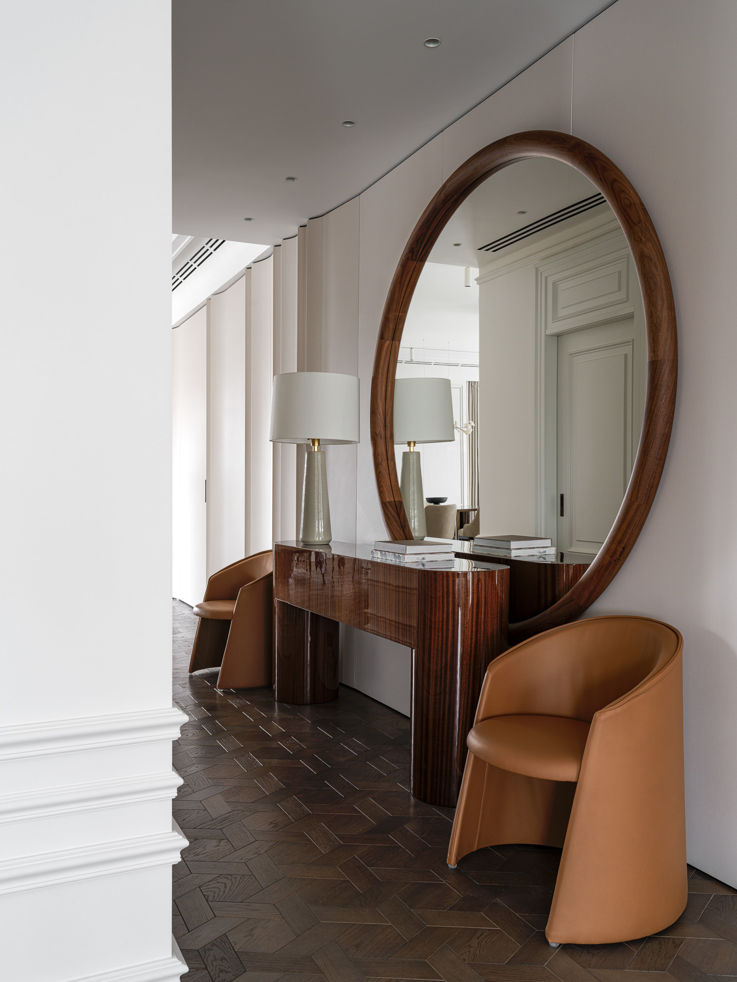 Обложка проекта: Роскошные консольные столики от Gaewski Furniture в интерьере квартиры