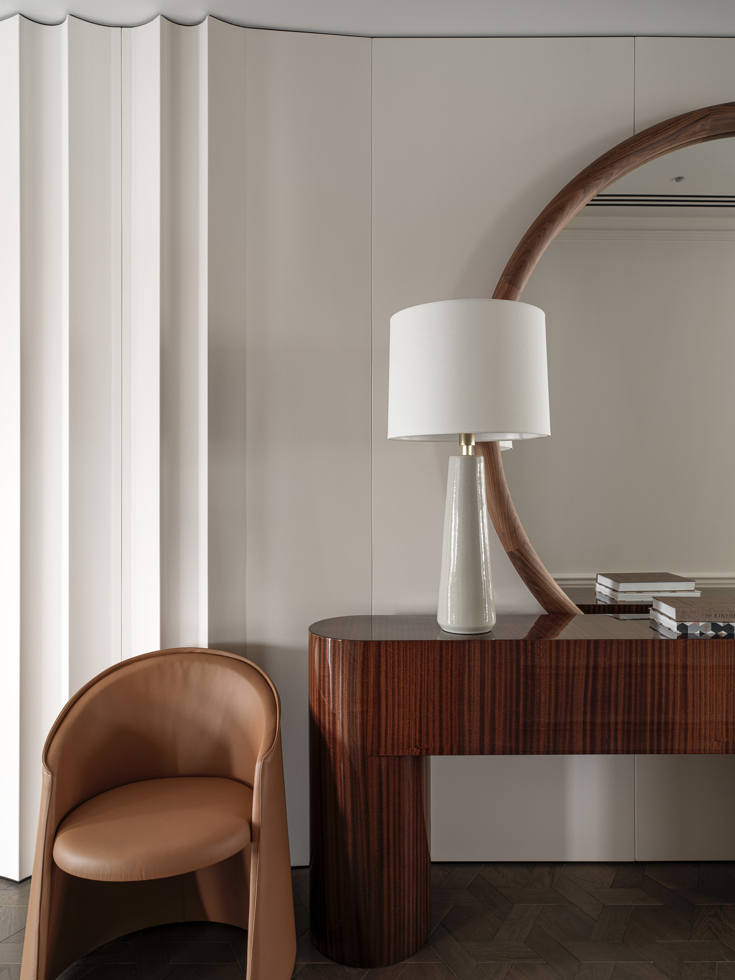 Роскошные консольные столики от Gaewski Furniture в интерьере квартиры