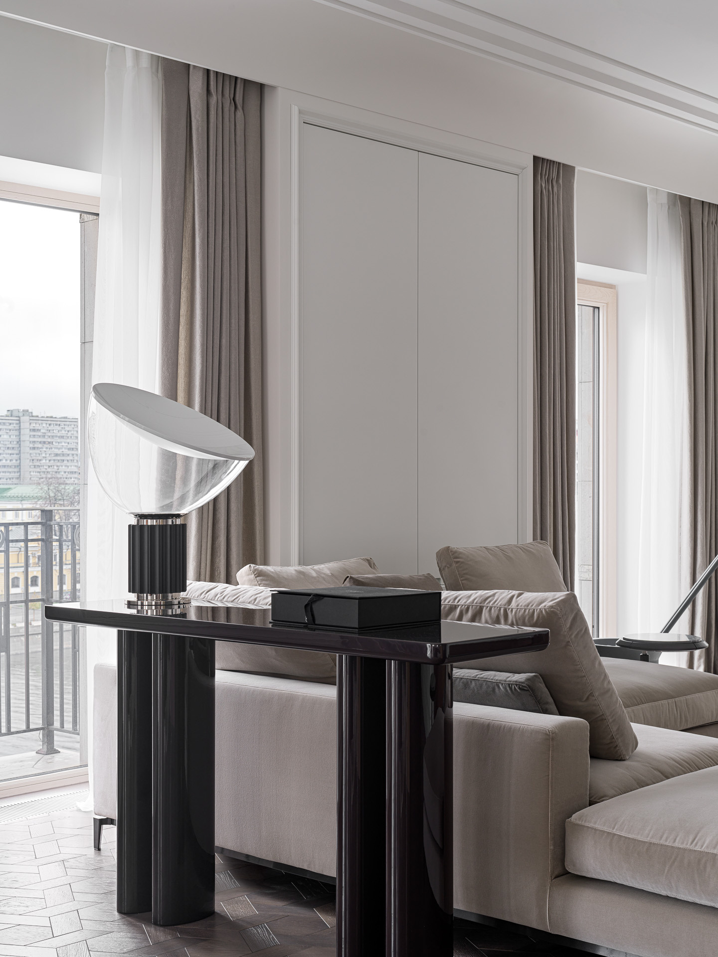 Роскошные консольные столики от Gaewski Furniture в интерьере квартиры